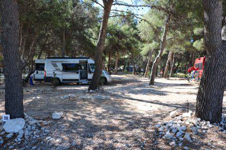 Toller Standplatz fast direkt am Strand im Camp Adriatic in Primosten.