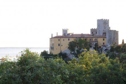 Das hübsche Schloss Duino bei Triest, das man besichtigen kann. Einige Räume sind noch mit Original-Mobiliar bestückt - empfehlenswert.