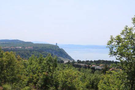 Der Lohn der hügeligen Tour ist ein wunderschöner Blick auf das Meer und die Bucht von Sistiana.