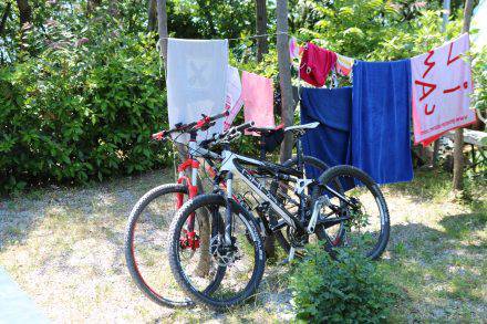 Am traumhaften Standplatz direkt am Rilkeweg und hoch über dem Meer. Der Camping mare e pineta bietet neben der tollen Lage und der schönen Aussicht auch noch Deluxe-Plätze sowie einen erfrischenden Swimmingpool.