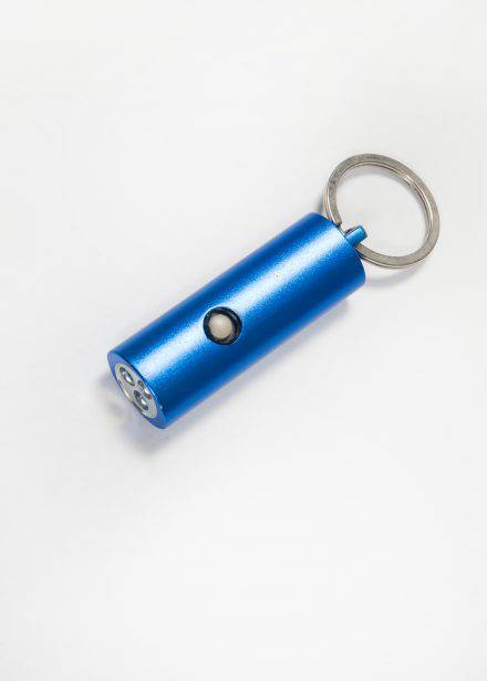 Praktisch an die Tasche gehängt - die Mini-LED-Taschenlampe bringt einen sicher zum Platz zurück.