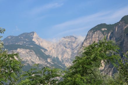 Blick auf die Berge vom Etschtalradweg kurz vor Trient.