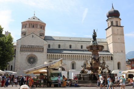 Die San Vigilio Kathedrale, der Dom von Trient, wurde auf einer Fläche erbaut, auf der ein alter Tempel des Schutzheiligen der Stadt, San Vigilio, stand.