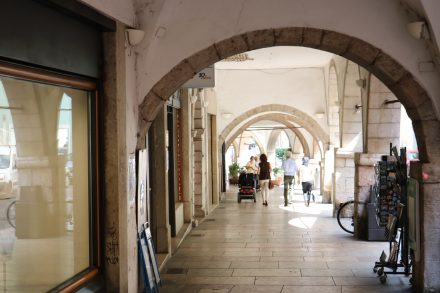 Die Arcaden der Laubengänge spenden Schatten und rahmen das Stadtbild malerisch ein.