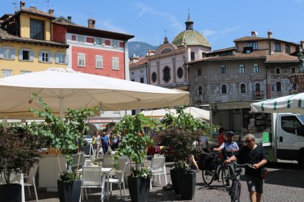 Markt auf dem Domplatz von Trient.