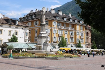 Der berühmte Waltherplatz und das Tor zur historischen Innenstadt von Bozen.