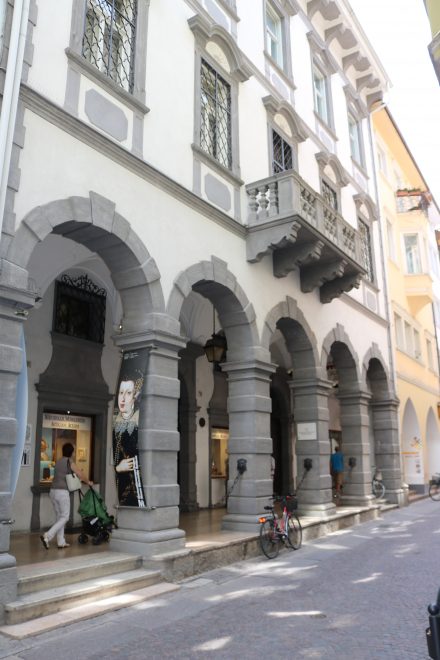 Die Einkaufsstraße in Bozen bekommt durch die Arkaden der Laubengänge ihr besonderes Flair.