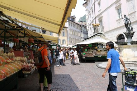 Regionale Spezialitäten und Lebensmittel auf dem Genussmarkt in Bozen.