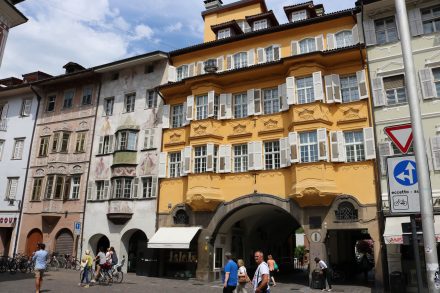 Wunderschöne und malerische Häuser in der historischen Altstadt in Bozen.