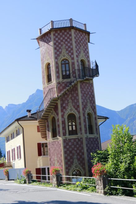 Der "Rapunzel"-Turm in Levico Therme könnte mit dem schiefen Turm von Pisa verwandt sein.