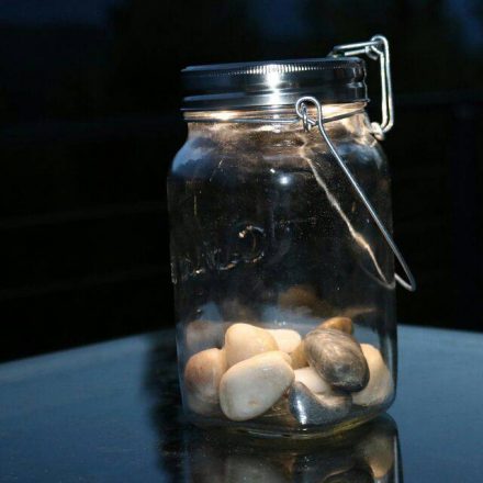 Das Original Sonnenglas - lädt sich tagsüber mit Sonnenlicht auf und gibt abends wunderschönes Licht. Viele Dekorier-Ideen auf Sonnenglas.net.