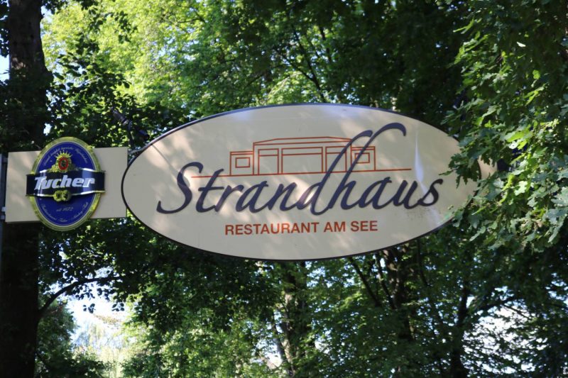 Im Restaurant-Bar Strandhaus sitzt man direkt am Strand des Dutzendteichs.