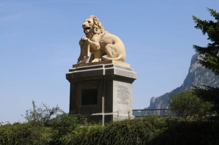 Zwischen Traunkirchen und Ebenes erinnert das Denkmal von Franz Joseph an seine Visionen für Land und Leute. Zwischen Traunkirchen und Ebenes erinnert das Denkmal von Franz Joseph an seine Visionen für Land und Leute.
