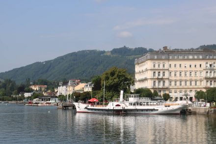 Blick auf die Hafenpromenade in Gmunden. Blick auf die Hafenpromenade in Gmunden.