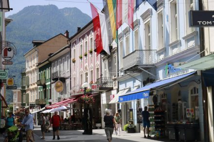 Die hübschen Häuserfronten aus der Kaiserzeit säumen die kleine Innenstadt von Bad Ischl. Die hübschen Häuserfronten aus der Kaiserzeit säumen die kleine Innenstadt von Bad Ischl.
