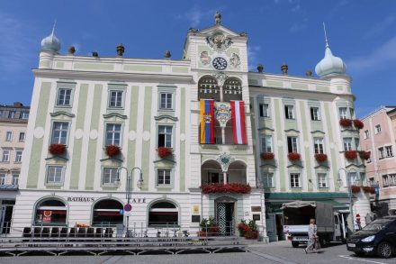 Das Rathaus in Gmunden direkt hinter der Seepromenade. Das Rathaus in Gmunden direkt hinter der Seepromenade.