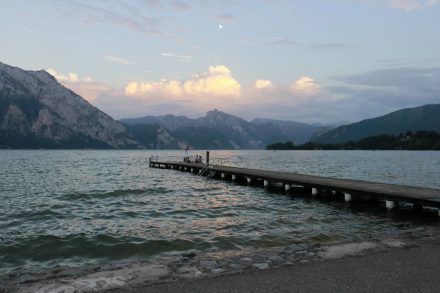 Der Sonnenuntergang taucht den Traunsee in eine blau-lila Lichtstimmung. Der Sonnenuntergang taucht den Traunsee in eine blau-lila Lichtstimmung.