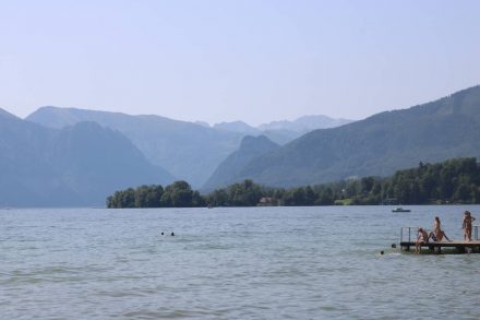 Der Traunsee wird malerisch von Bergen bewacht. Der Traunsee wird malerisch von Bergen bewacht.