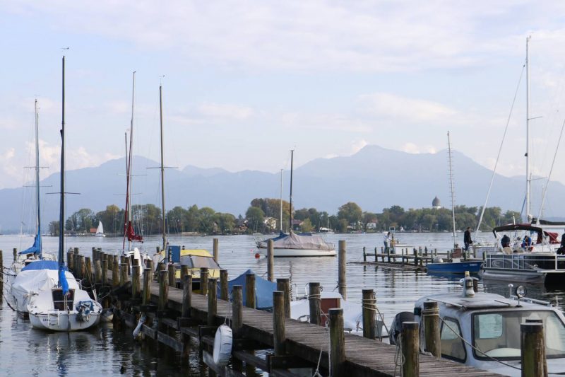 Der Hafen in Gstadt am Chiemsee mit Bootsanleger für die Inseltouren.