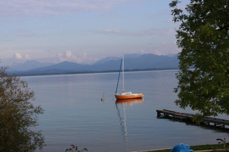 Blick auf Chiemsee und die Berge von Gstadt aus.