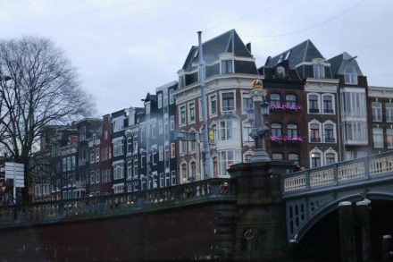 Die Straßenfronten in Amsterdam sind typisch mit den schmalen Häusern, großen Fenstern und spitzen Giebeln.
