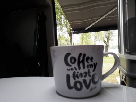 Kaffeepause bei kleinem Regenschauer am Waginger See.