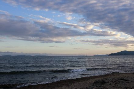 Wunderschöne Abendstimmung über dem Meer an Strand von Gigaro.
