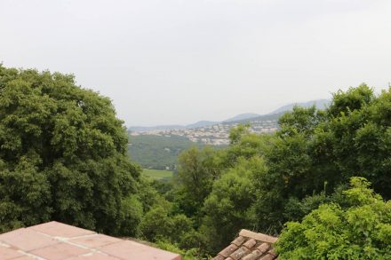Das Hinterland der Provence über den Dächern von Gassin.