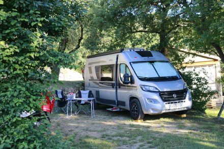 Der Ducato auf seinem schönen Stellplatz mit herrlichem Baumbestand.