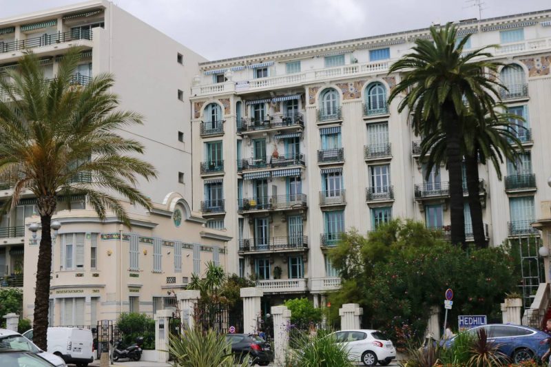 Kleine und große architektonische Schmuckstücke am Strandboulevard in Nizza.