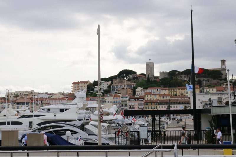 Hinter dem Yachthafen in Cannes erhebt sich die Altstadt.