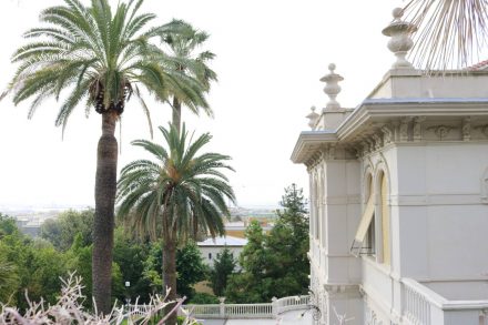 Vom hügelig gelegenen Stadtcamping Villa Doria in Genua erstreckt sich ein Blick über die Stadt und das Meer.