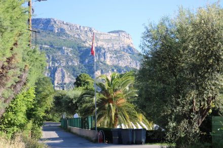Der Camping Les Gorges du Loup liegt inmitten der Natur auf steilem Gelände.