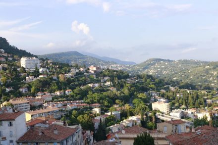 Grasse ist terrassenförmig an die Hügel der Provence gebaut.
