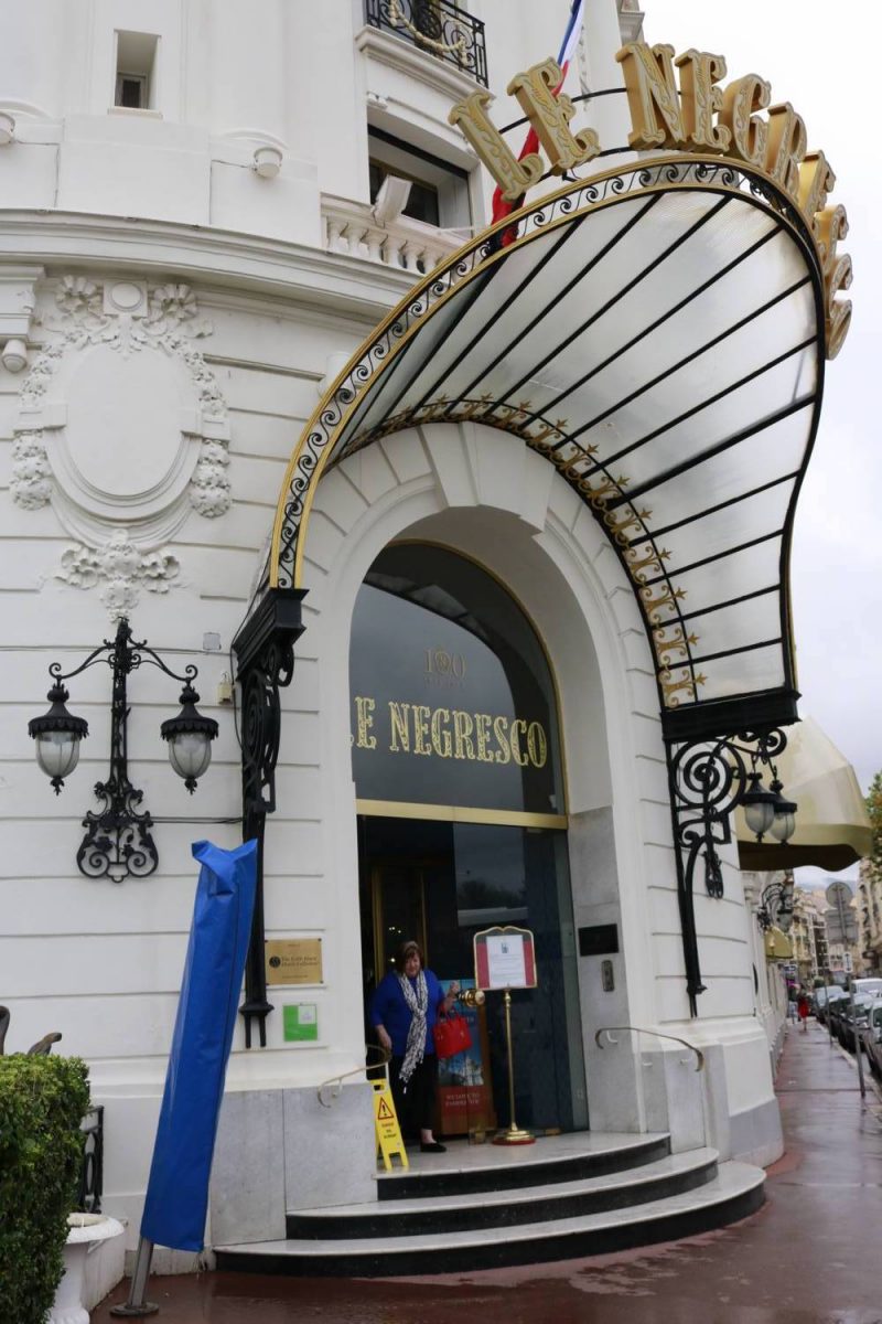 1912 hat Edouard Niemals das Hotel Negresco gebaucht, das bis heute dem Belle Epoche Stil treu geblieben ist.