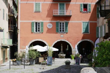 Hinter der Brücke von Sospel erwartet einen ein hübsches Innenhof-Restaurant.