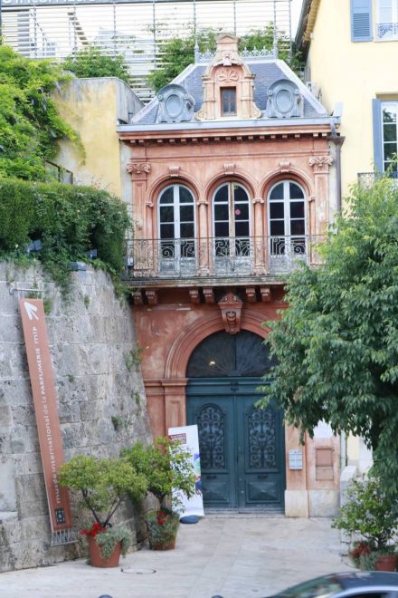 Das bezaubernde Hintertürchen des Parfummuseums in Grasse. 