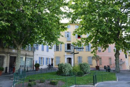 Ruhiger Platz in der Parfumstadt Grasse.