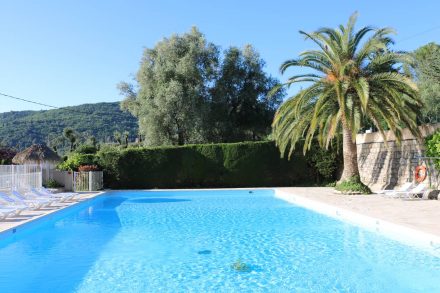 Der Campingplatz Les Gorges du Loup hat sogar einen geheizten Pool.