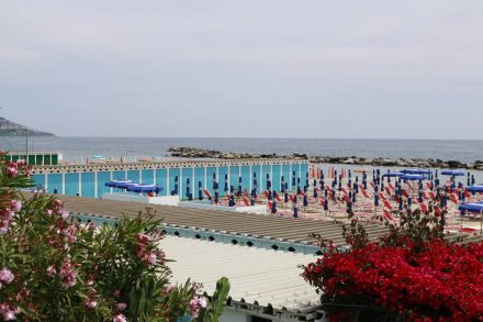 Die Strandpromenade von Sanremo erinnert an die goldenen Zeiten der italienischen Riviera.