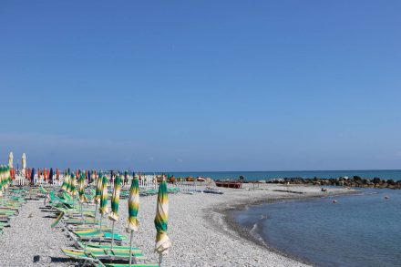 Am Strand von Ventimiglia beginnt unsere Reise durch Südfrankreich.