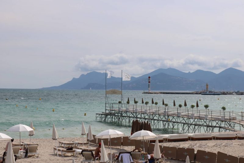 Cooles Strandbad mit exklusiven Stegplätzen in Cannes.
