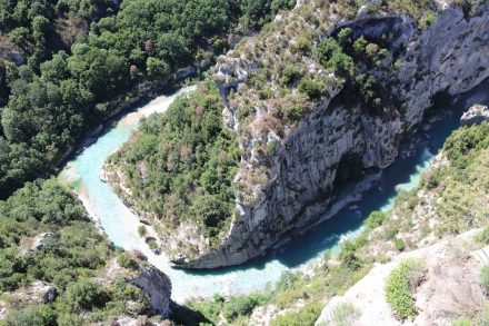 Entlang der Verdonschlucht hat man traumhafte Ausblicke auf den türkisfarbenen Verdon.