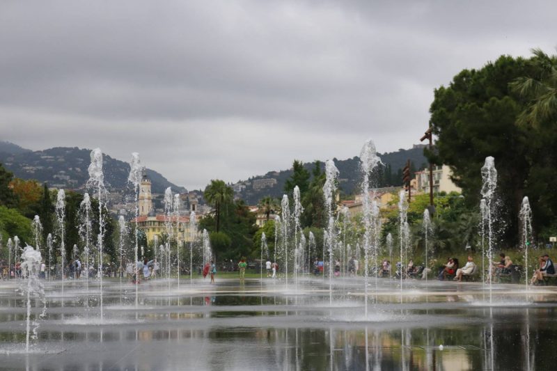 Die Wasserfontänen am Hauptplatz in Nizza erfrischen Groß und Klein.