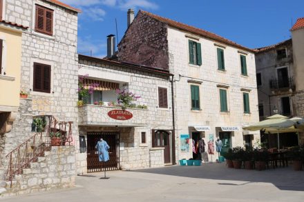 Idyllische Plätze in der Altstadt von Stari Grad.