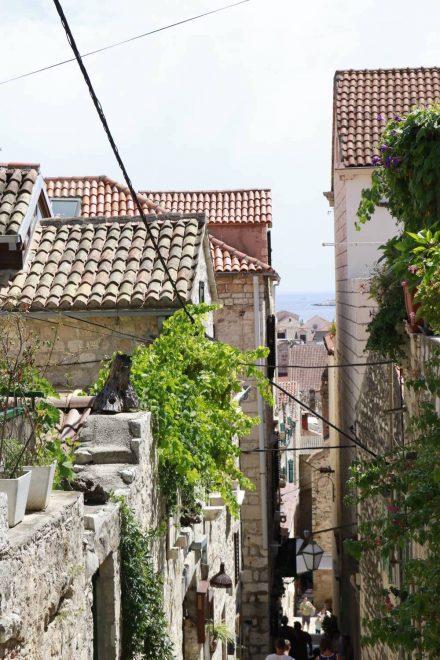 Die steilen Gassen der Altstadt führen zur Festung hinauf.
