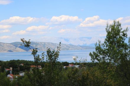 Auf dem Hügeln rund um Stari Grad eröffnen sich herrliche Ausblicke auf das Meer und das benachbarte Brac.
