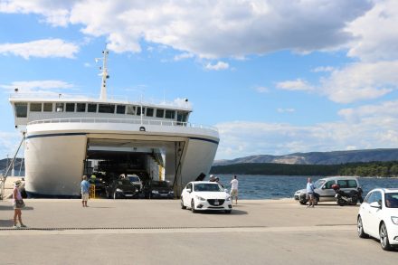 Der Fährhafen von Stari Grad ist etwas außerhalb und relativ neu angelegt.