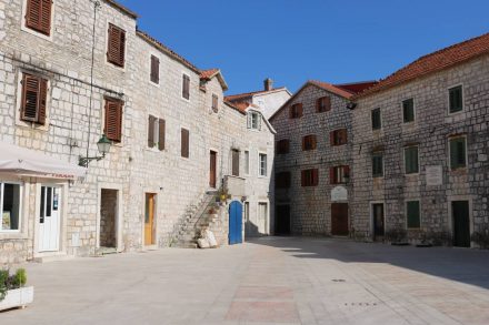 Mache Fassaden wirken fast wie Hollywood-Attrappen. 