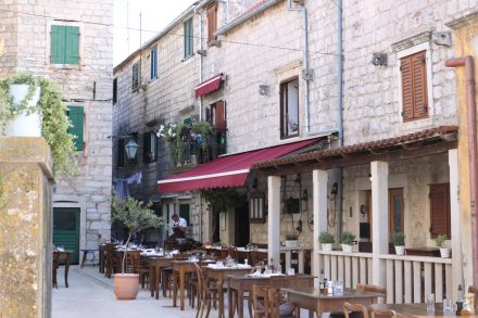 In den alten Gassen von Stari Grad finden sich überall Cafés und Restaurants.